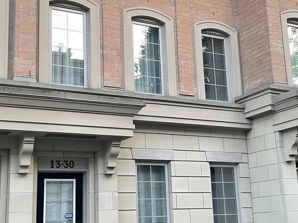 30 Hargrave Ln #13, Toronto, ON M4N 0A4