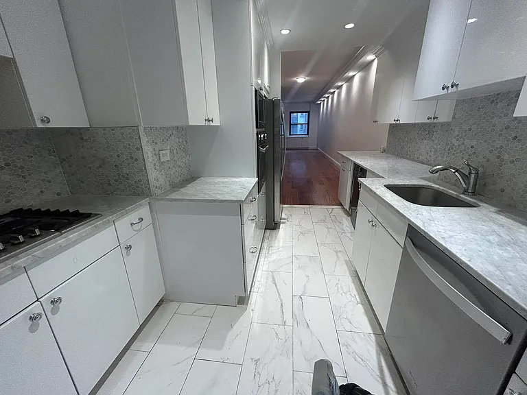 58 W 58th St #4E — Photo 16