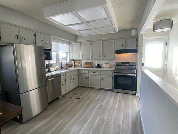 5th image of 221 Onstad Cres