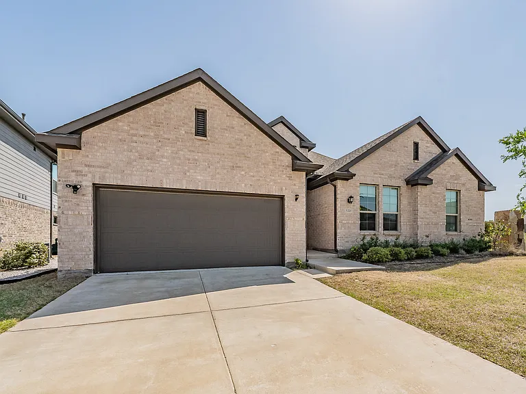 1221 Coralberry Dr — Photo 2