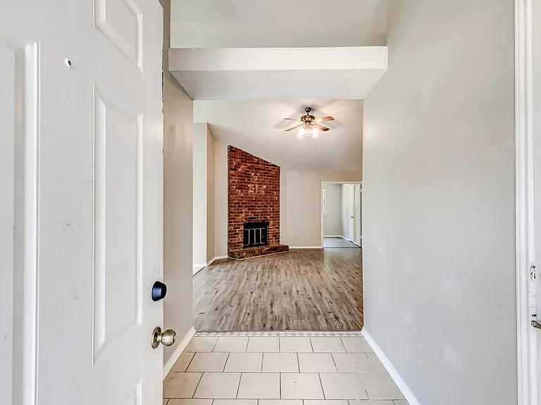 2015 Newton Dr — Photo 5
