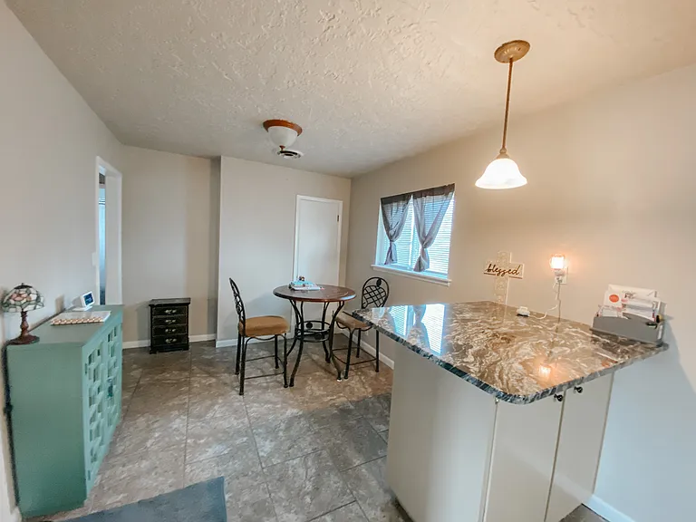208 Thompson Dr — Photo 6