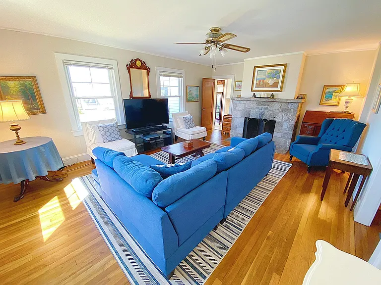 22 Crescent St — Photo 3