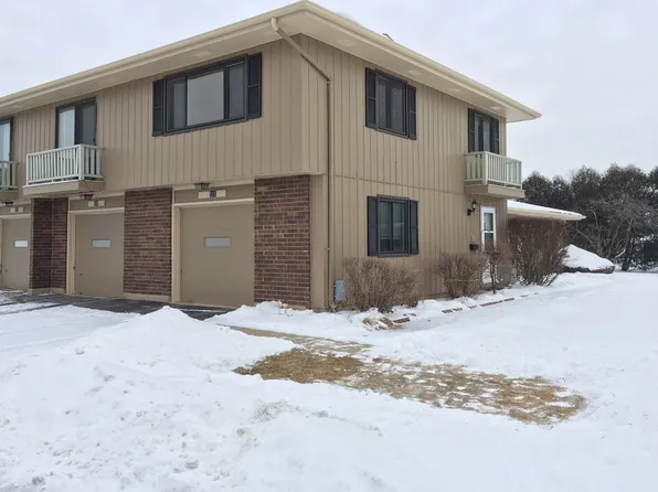121 Millbrook Ln, Schaumburg, IL 60193