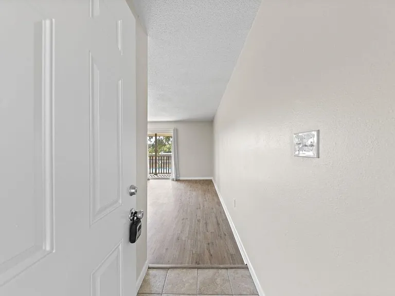 406 Marshall Ct NW #7 — Photo 3