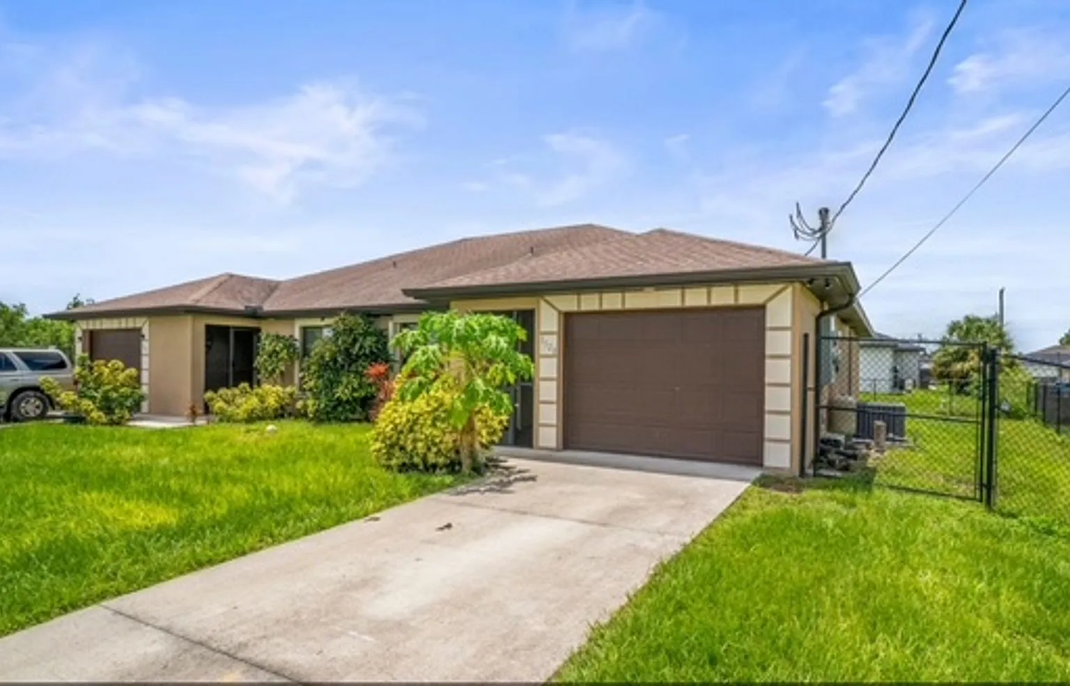 2 bedroom + Den 2 bathroom Duplex in Lehigh Acres — Photo 1