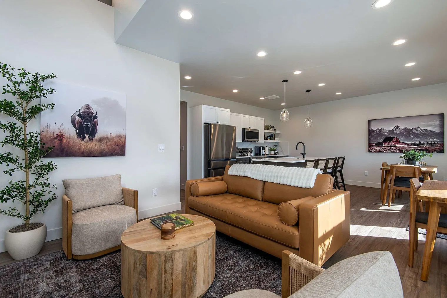 3 bed, 2.0 bath, 1689 sqft, $5,463 — Photo 3