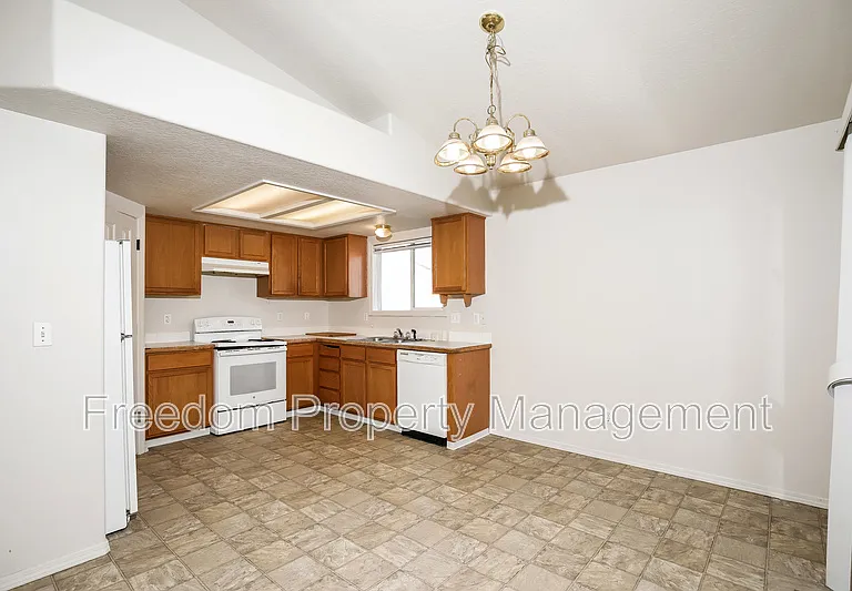 2135 S Crimson Rose Way — Photo 3