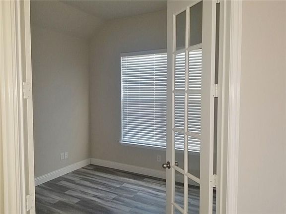 4th image of 825 Llano Falls Dr