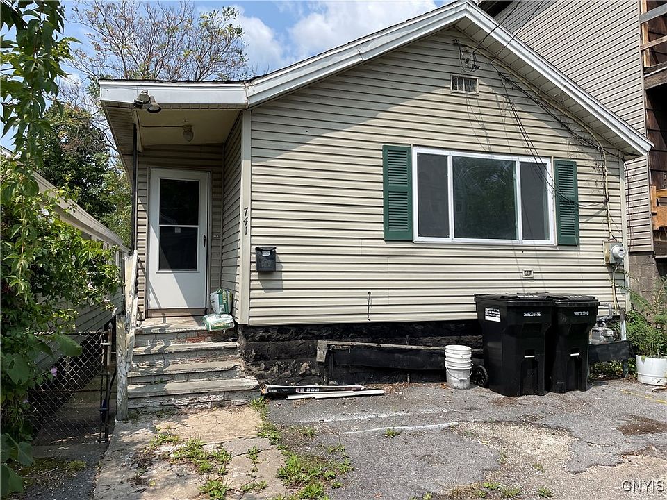 1st image of 741 E Laurel St