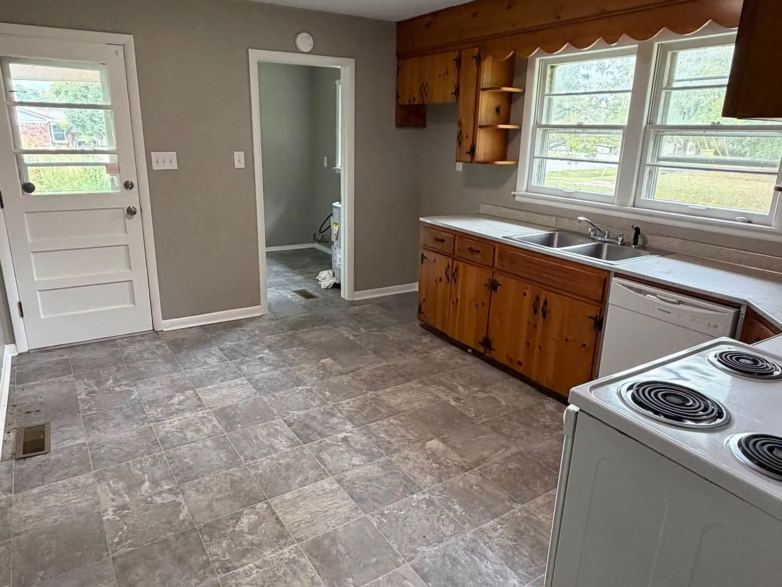 2 bed, 1130 sqft, $1,025 — Photo 2