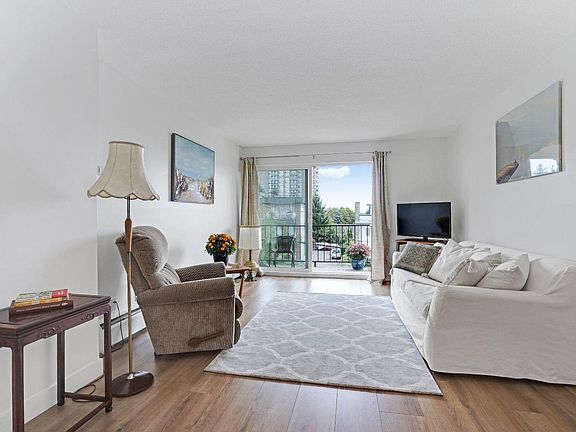 3rd image of 505 9th St #306