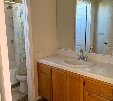 Full bathroom - 2nd floor