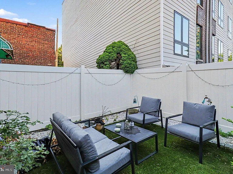 154 W Salaignac St — Photo 22