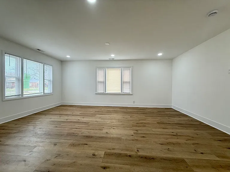 14916 Langley Ave — Photo 16