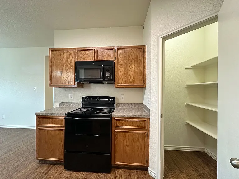 901 Lasso Dr — Photo 35