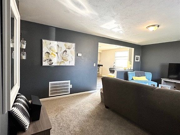 3rd image of 909 Rosewood Dr