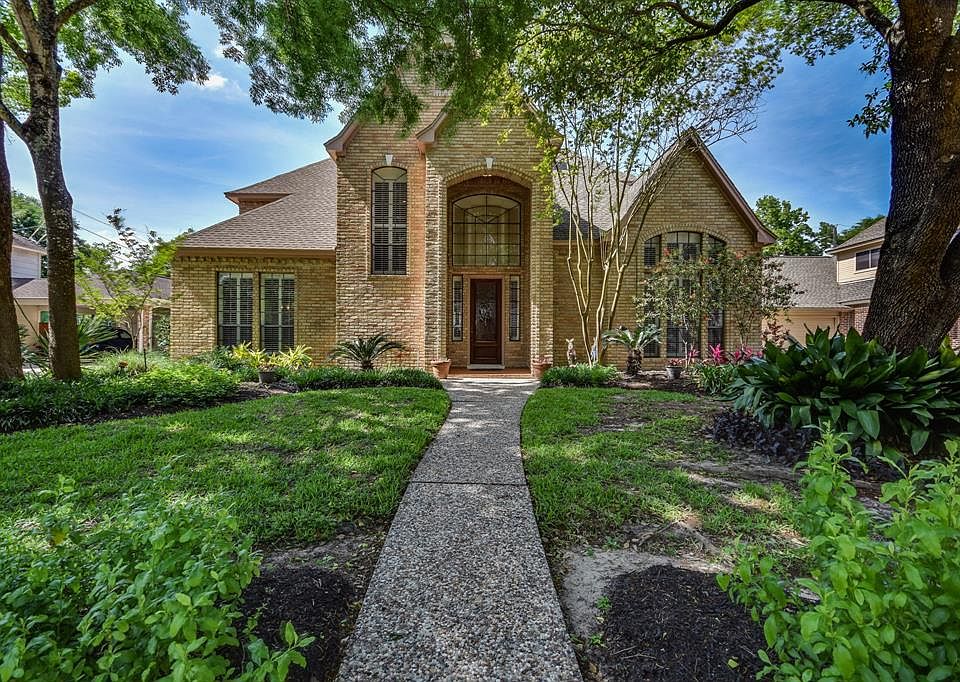 Lots of wow factor when you pull up to this gorgeous home.