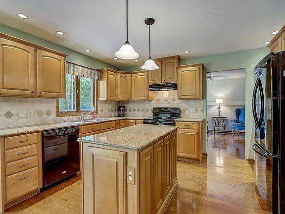 4th image of 827 Dante Dr