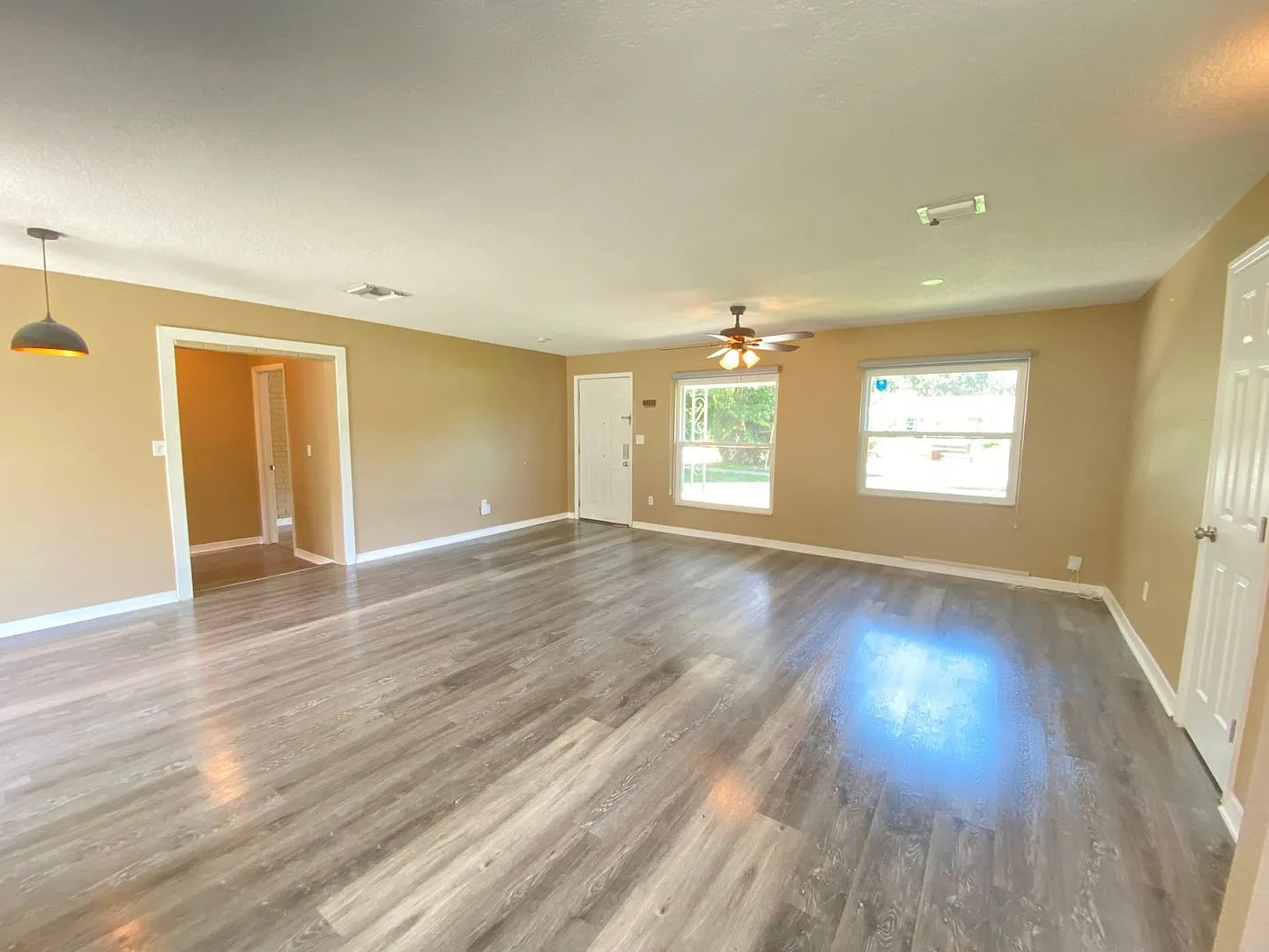 3 bed, 2.0 bath, 1250 sqft, $2,285 — Photo 2
