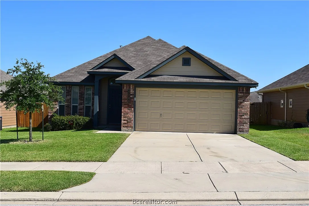 3 bed, 1353 sqft, $1,850 — Photo 2