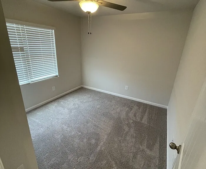 1055 Peony Ln — Photo 8