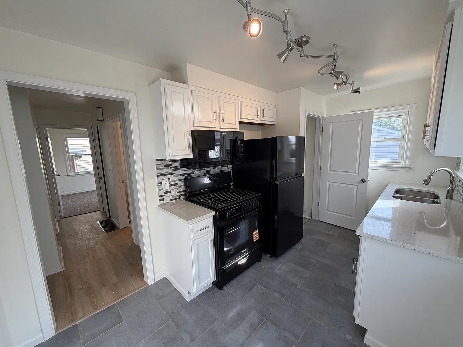 4 bed, 1.5 bath, 1632 sqft, $2,100 — Photo 4
