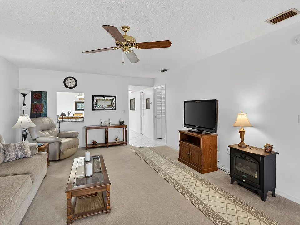 Livingroom - view 4