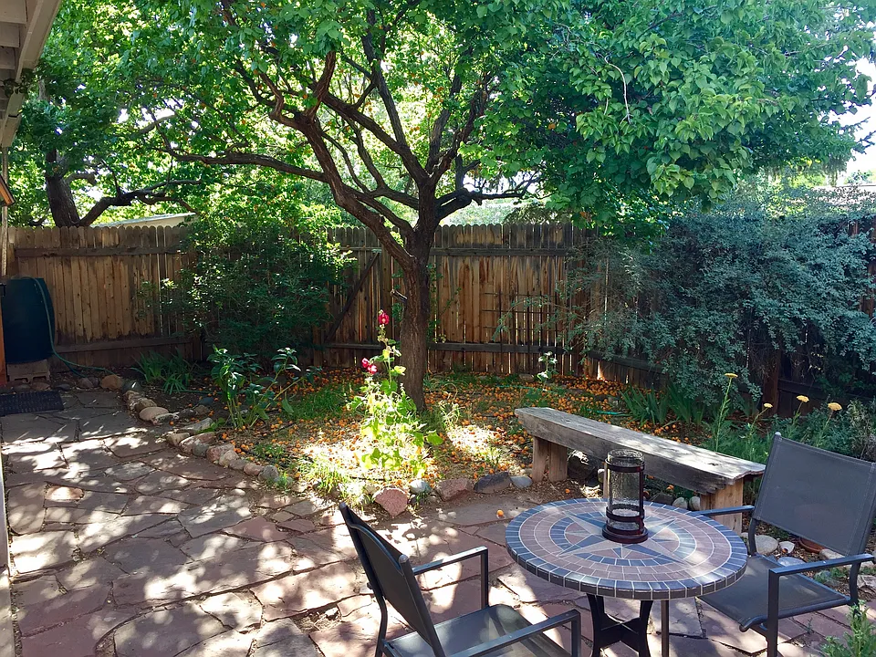 1/2 Apache Ave