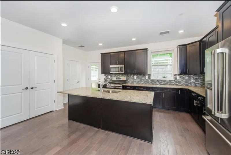 3 bed, 3.5 bath, $4,000 — Photo 4