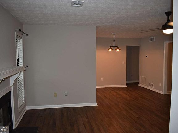 3rd image of 3923 Woodridge Way