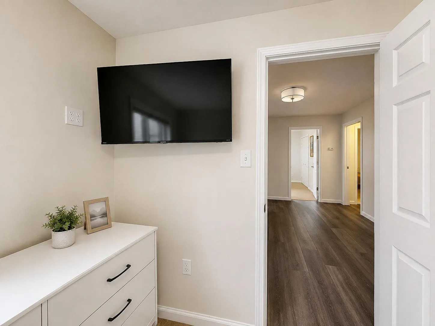 4 bed, 2.0 bath, 1938 sqft, $858 — Photo 2