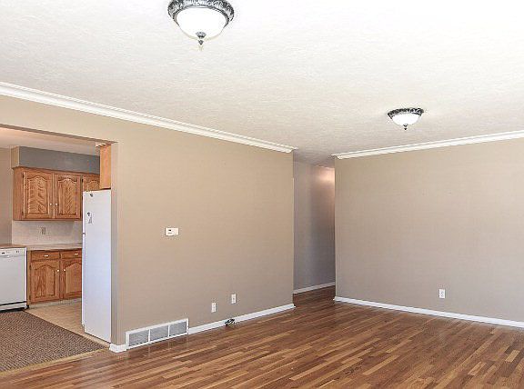 4th image of 755 E 15th St