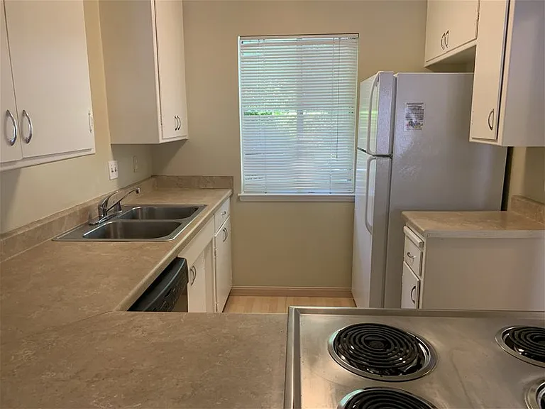 707 Hawthorne Ln — Photo 4