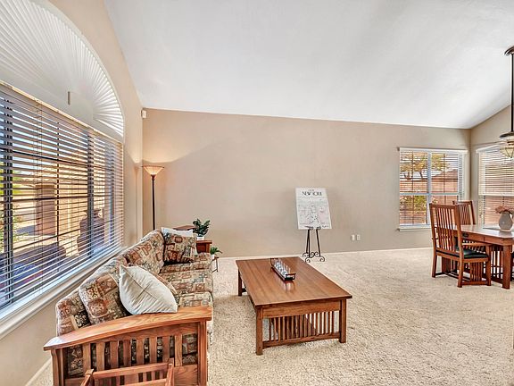 4227 N Lo-010-living to DR