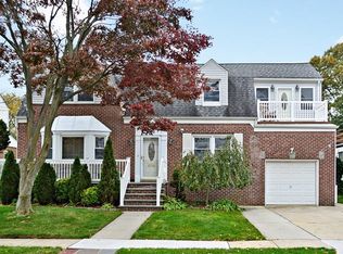 202 Canterbury Gate, Lynbrook, NY 11563