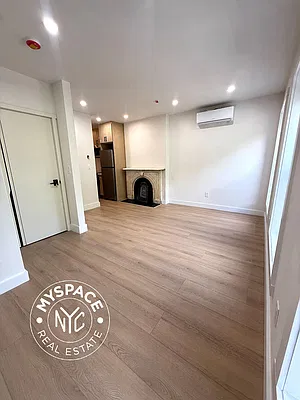 Living room, photo 2