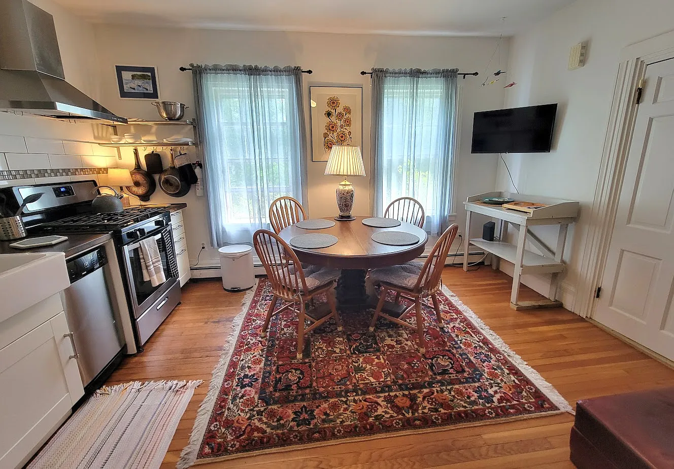 2 bed, 700 sqft, $2,100 — Photo 1