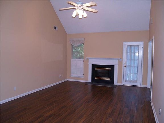 4th image of 160 Kent Dr