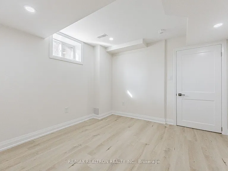 91 McRoberts Cres — Photo 18
