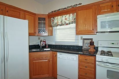3rd image of 1130 Clarence Ave