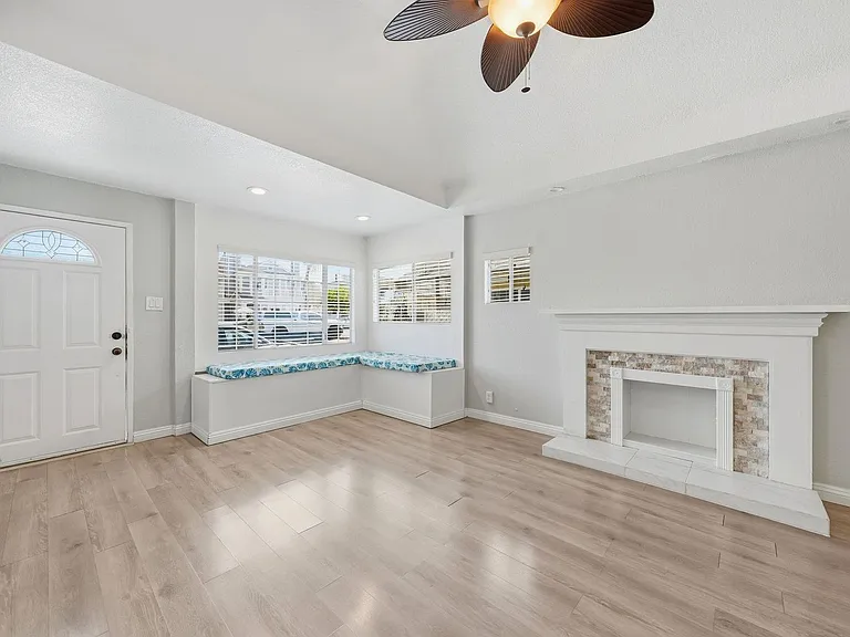 126 E Balboa Blvd — Photo 3