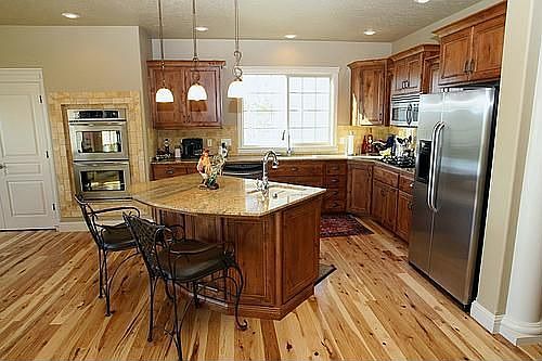 Ludurious Kitchen with Vegetable Sink