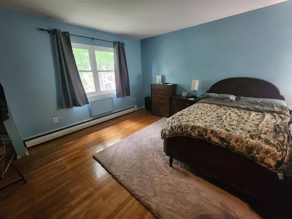 91 Regency Park Dr, Agawam, MA 01001