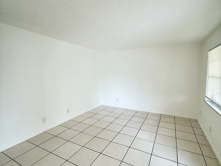 807 NW 24th St #16 — Photo 6