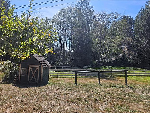 5th image of 5162 Sooke Rd