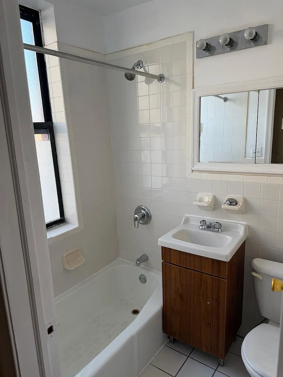 Building Photo - 3609 Broadway #4K