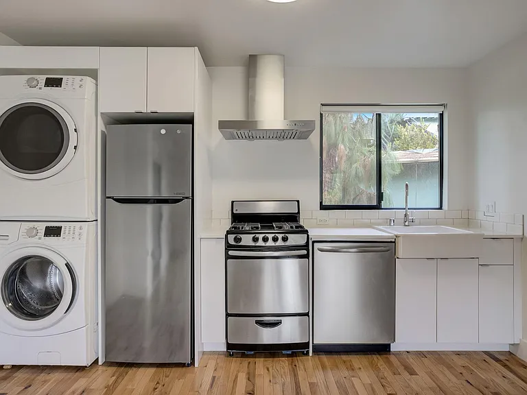 5525 Media Dr #6 — Photo 4