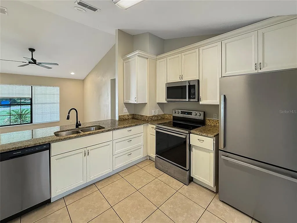 3 bed, 2.0 bath, 1117 sqft, $2,175 — Photo 2