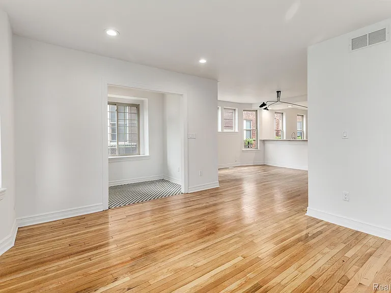 314 Hendrie St — Photo 14